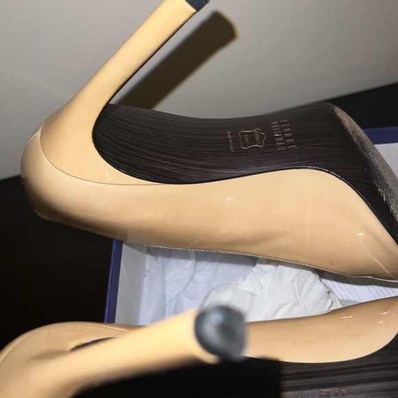 Stuart Weitzman size 10 - Can be worn to the office or out with friends. - Picture 10 of 12